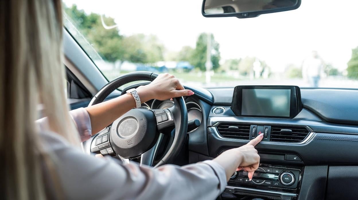 El uso de las cuatro luces intermitentes de emergencia