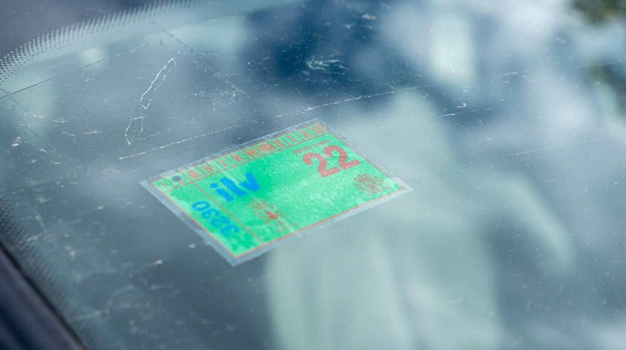 Pegatina que certifica que se ha pasado la ITV