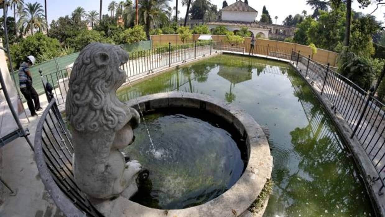 Vista del estanque, cenador y el Jardín del León del Alcázar