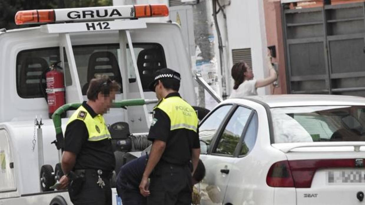 La grúa municpal retira un vehículo de las calles de Sevilla