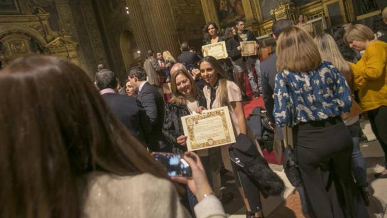 Una de las estudiantes galardonadas posa con su diploma