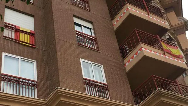 Banderas españolas en viviendas de un edificio de Jaén
