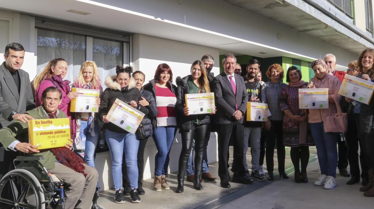 El alcalde con diferentes adjudicatarios esta mañana depsués de la entrega de llaves ROCÍO RUZ