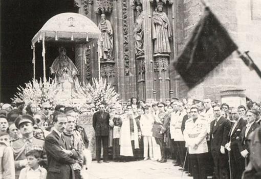La Virgen de los Reyes, saliendo de la Catedral camino del Ayuntamiento