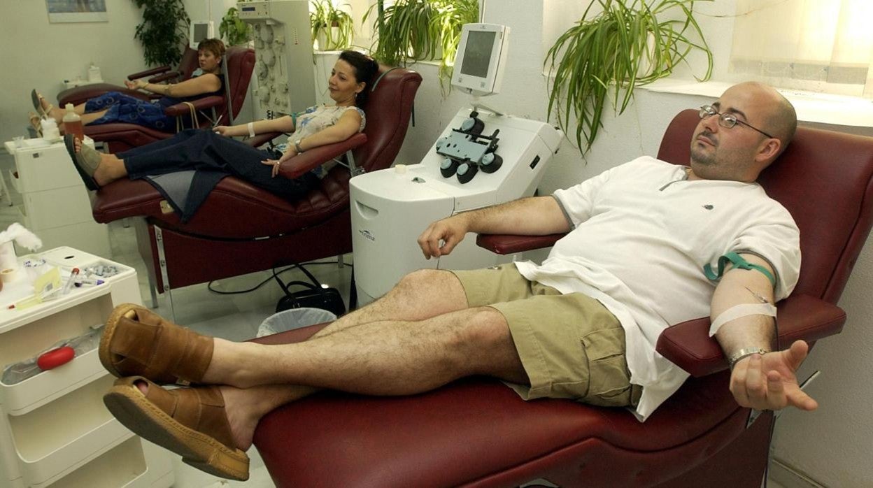 Varias personas donan sangre en el Centro de Transfusión de Sevilla