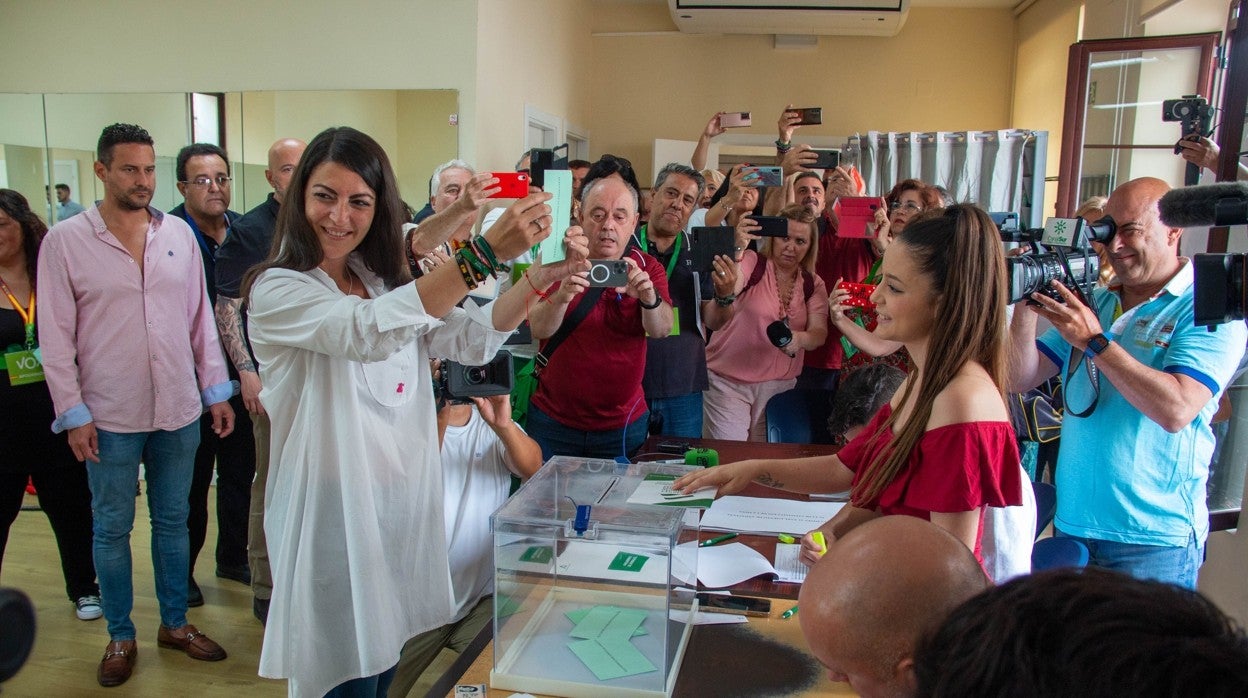 Macarena Olona ha ejercido su derecho a voto este domingo en Salobreña (Granada)