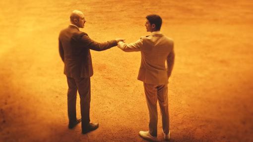 Roberto Álamo y Alejo Sauras en una escena del primer capítulo.