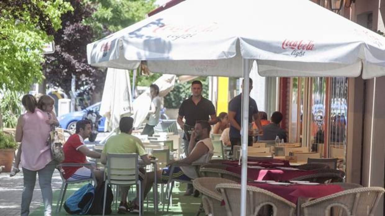 Los veladores en las aceras han invadido gran parte del espacio de los peatones