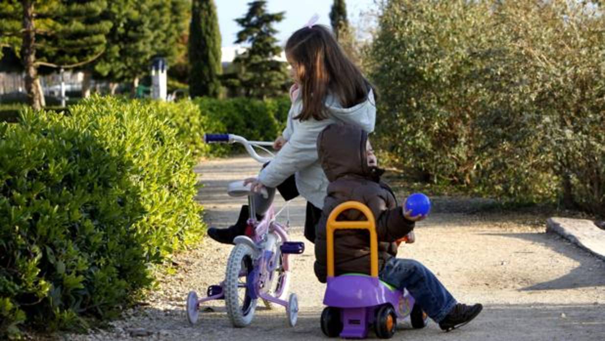 Unos niños jugando con sus regalos de Reyes Magos