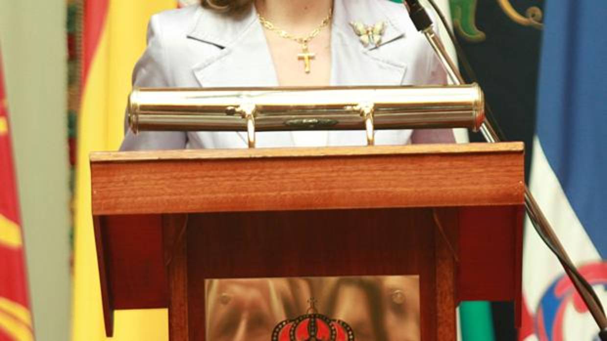 El mes de abril se llena de atriles donde pregonar cualquier festejo o culto