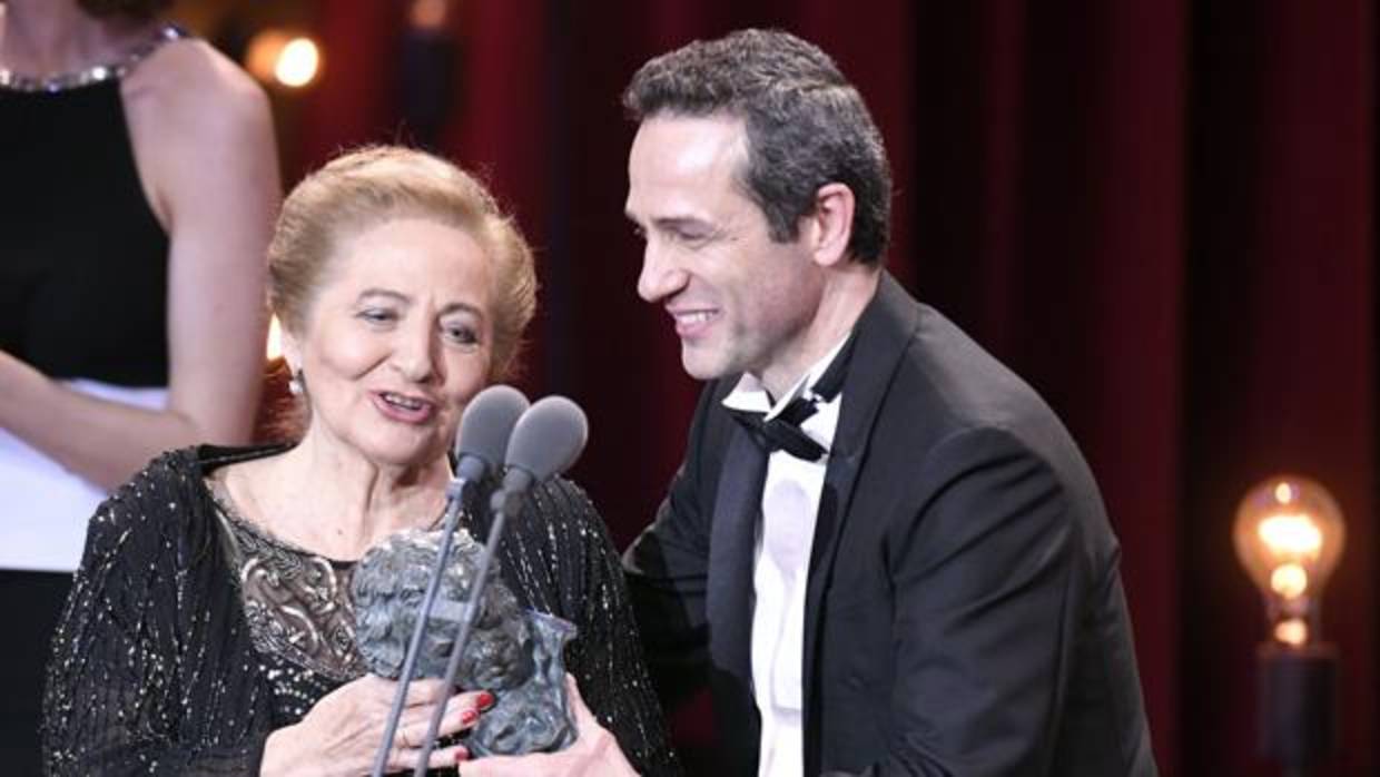 Julita Salmerón, el pasado sábado, en la gala de los Goya junto a su hijo, Gustavo Salmerón