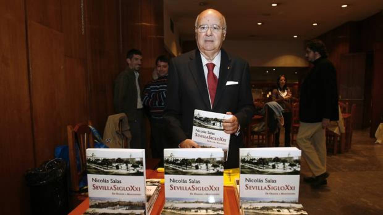 Nicolás Salas presentando uno de sus libros
