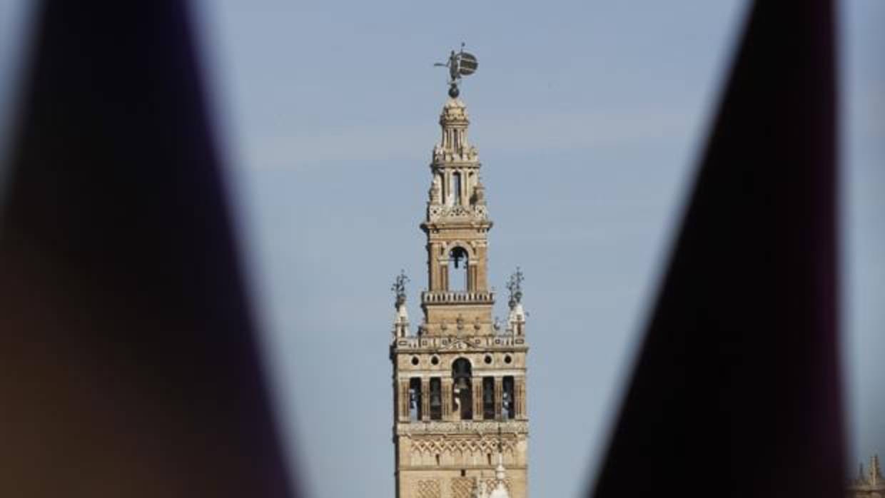 La Giralda entre capirotes de nazarenos