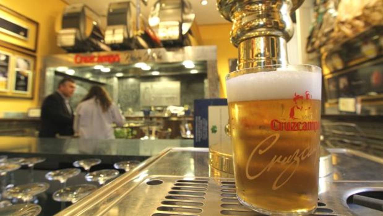 La cerveza Cruzcampo es un patrimonio del sur intocable