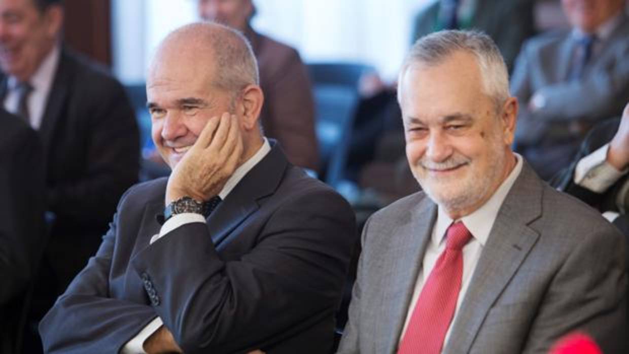 Los expresidentes de la Junta Manuel Chaves y José Antonio Griñán sonríen durante el juicio de la pieza política del caso ERE