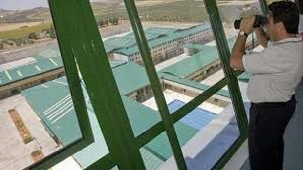 Un funcionario vigila las instalaciones de una cárcel sevillana