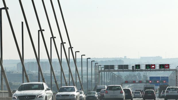 Coches en el puente del Centenario
