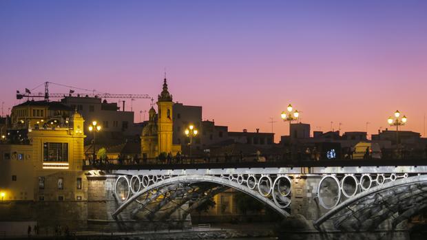 Imagen de la Capillita del Carmen, en el puente de Triana