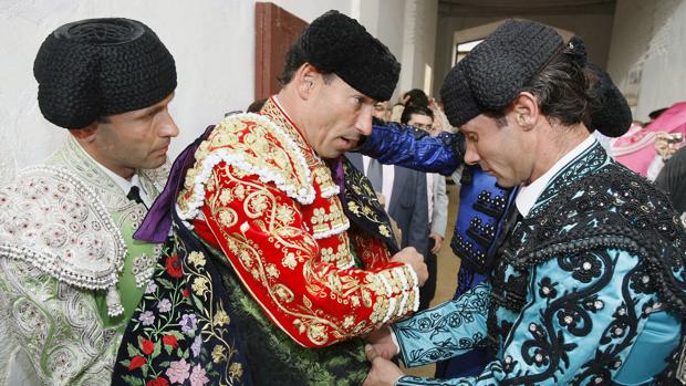 El matador de toros Pepín Liria (c), es ayudado por sus subalternos en los momentos previos al paseillo