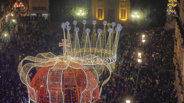Iluminación navideña en la Plaza San Francisco con las coronas de los Reyes Magos