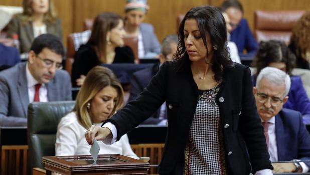 Marta Bosquet, votando para la constitución de la Mesa del Parlamento andaluz, en presencia de Susana Díaz