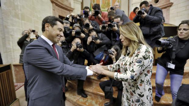 Susana Díaz felicitando a Juanma Moreno el segundo día del debate de investidura