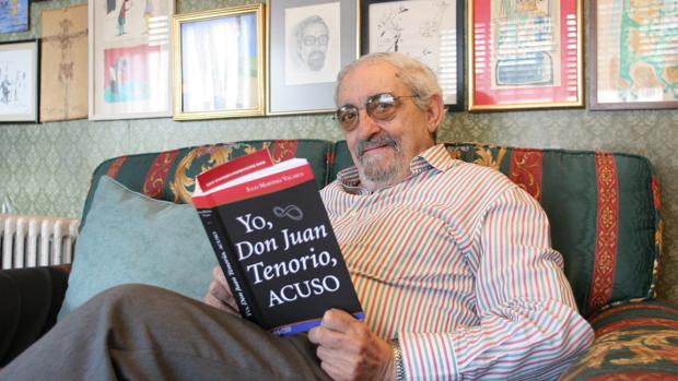 Julio Martínez Velasco, con uno de sus libros