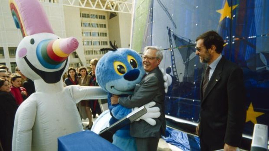 La mascota Curro junto al comisario de la Expo'92, Emilio Casinello