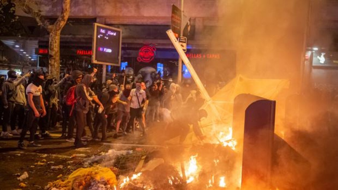 Radicales independentistas destrozan el mobiliario urbano en Barcelona durante una de las protestas por la sentencia del Supremo