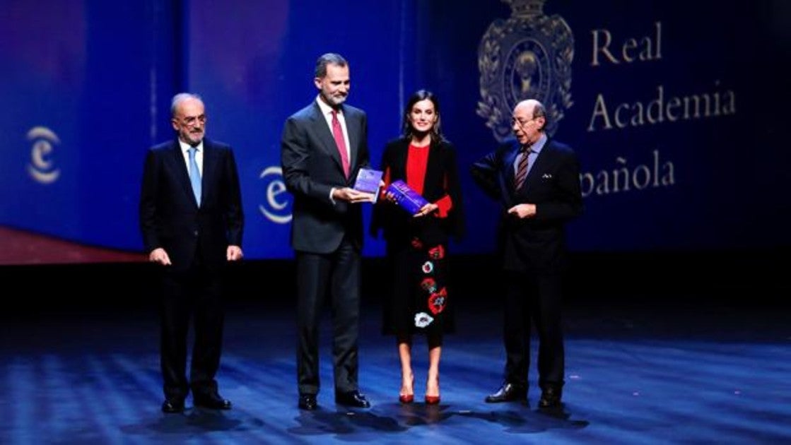 Los Reyes reciben las obras completas de Cervantes que ha editado la RAE, de manos de Santiago Muñoz Machado y Francisco Rico