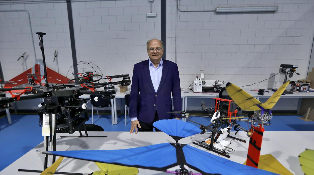 El catedrático de Robótica de la Universidad de Sevilla Anibal Ollero junto a los drones que fabrica el equipo de investigadores que dirige