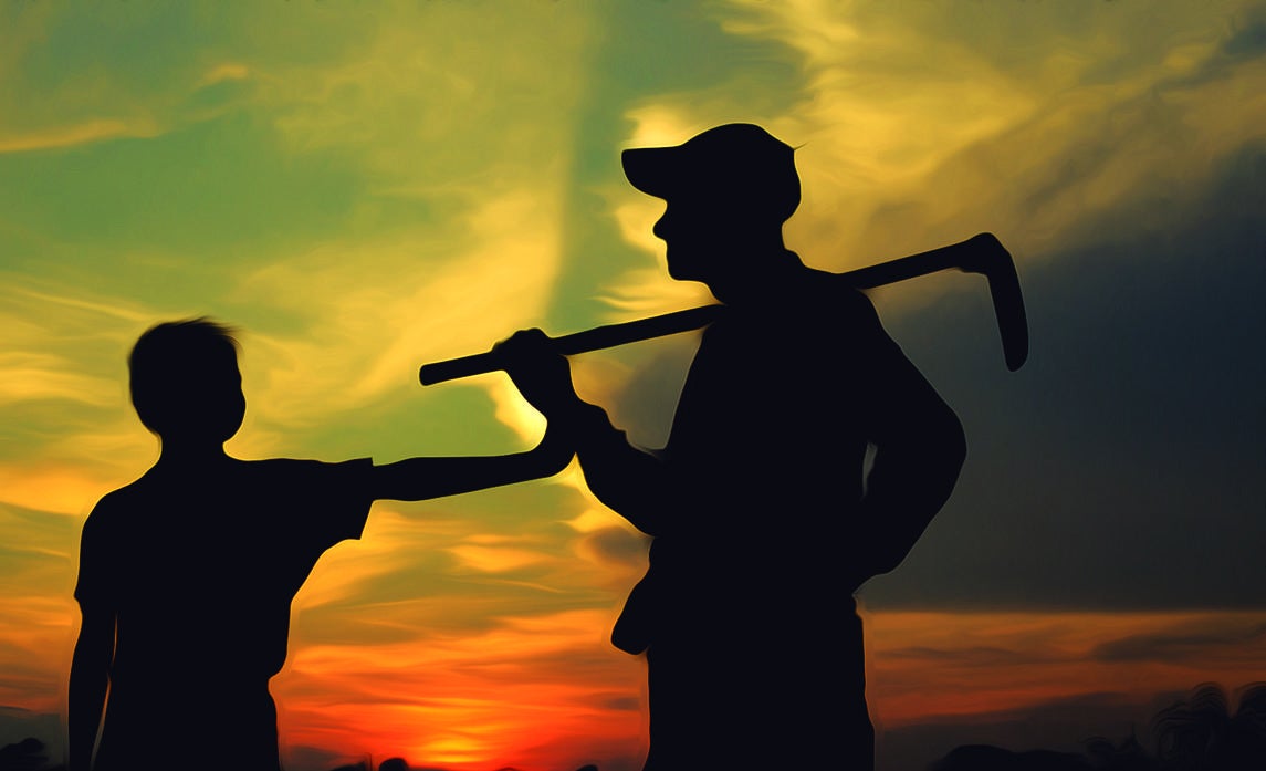 Un abuelo, en el campo, con su nieto