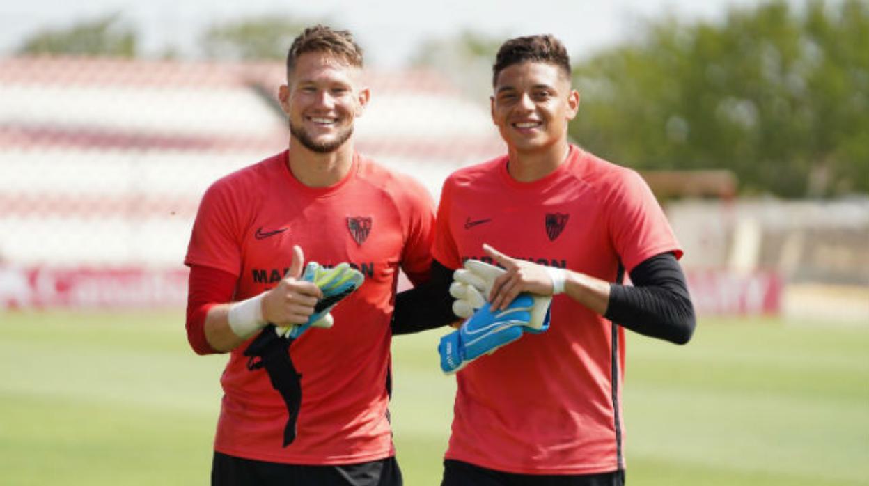 Tomas Vaclik y Lucho García posan en un entrenamiento del Sevilla en 2019