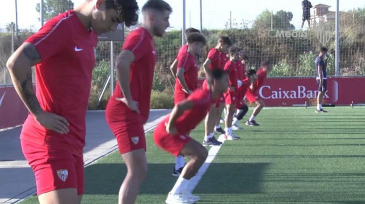 Jugadores del Sevilla Atlético se ejercitan en la pretemporada 2020-21