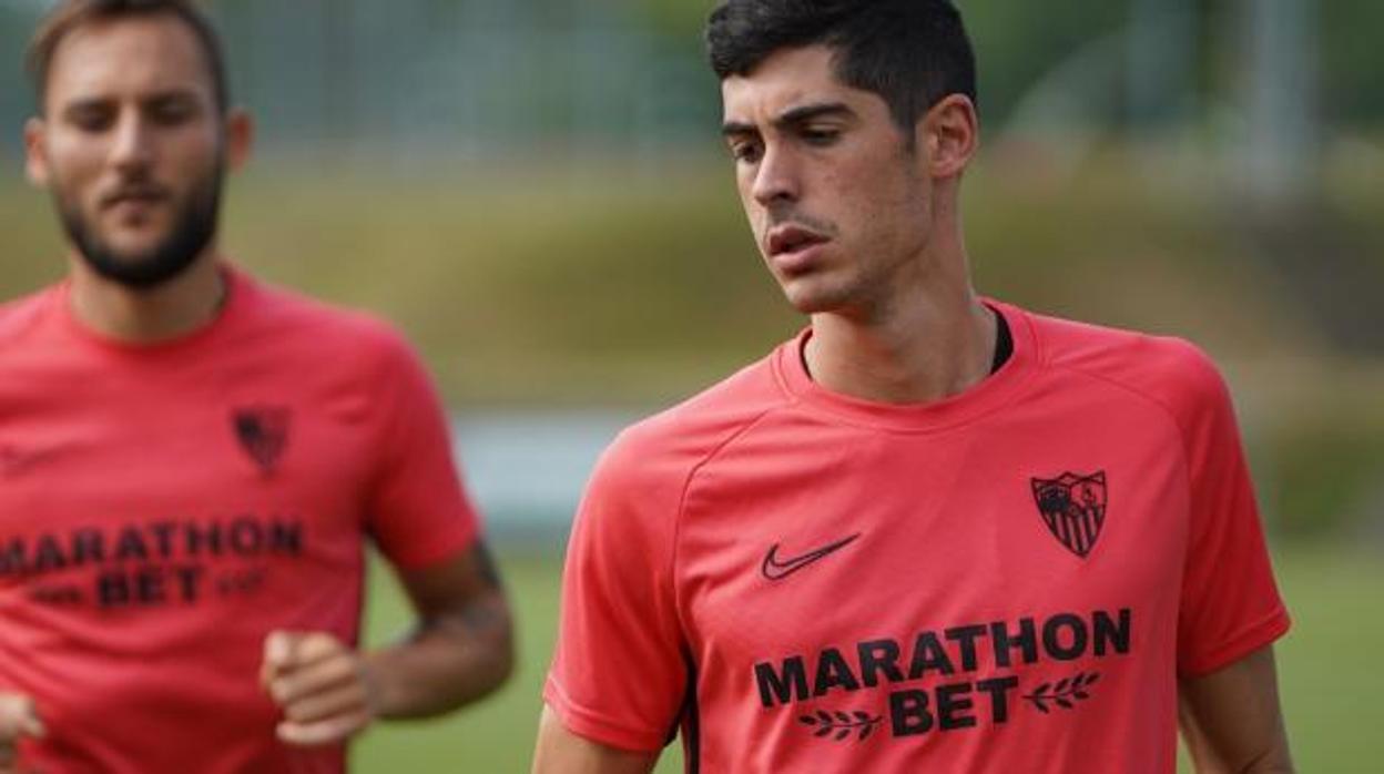 Carlos Fernández durante un entrenamiento con el Sevilla esta pretemporada