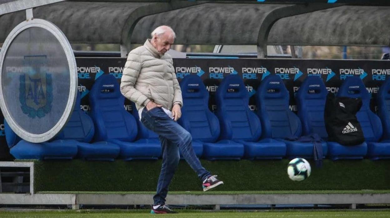 César Luis Menotti, golpea un balón en un banquillo de Argentina