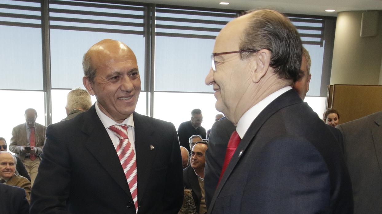 José Castro y Del Nido se saludan en un acto reciente