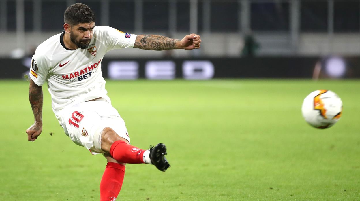 Banega golpea el balón durante la final de la Europa League