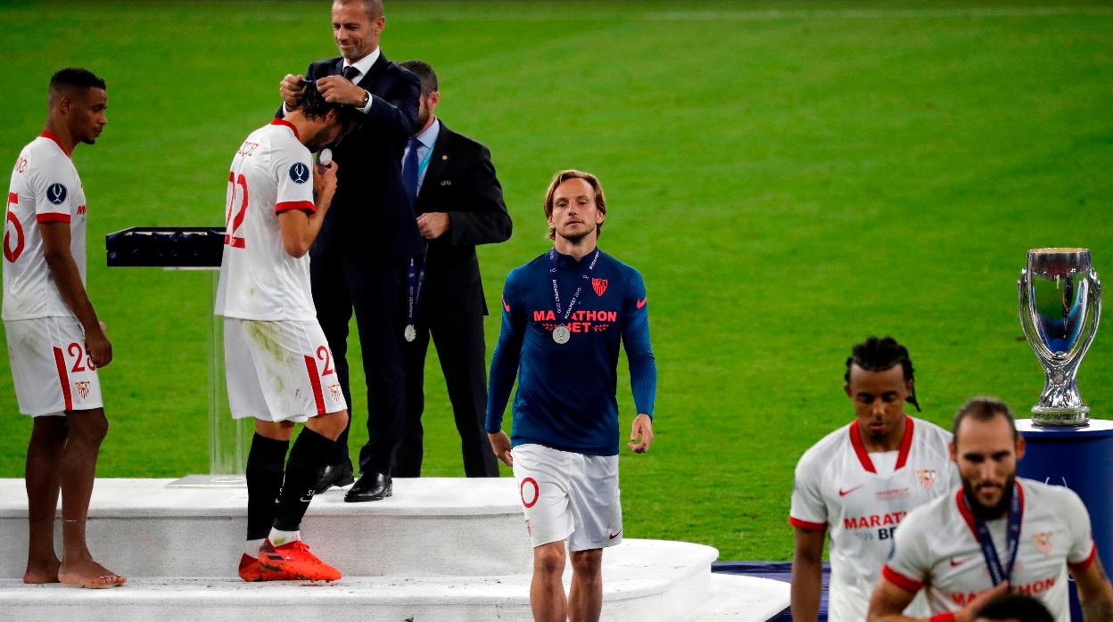 Rakitic y sus compañeros bajan tras recoger las medallas de subcampeones de la Supercopa de Europa