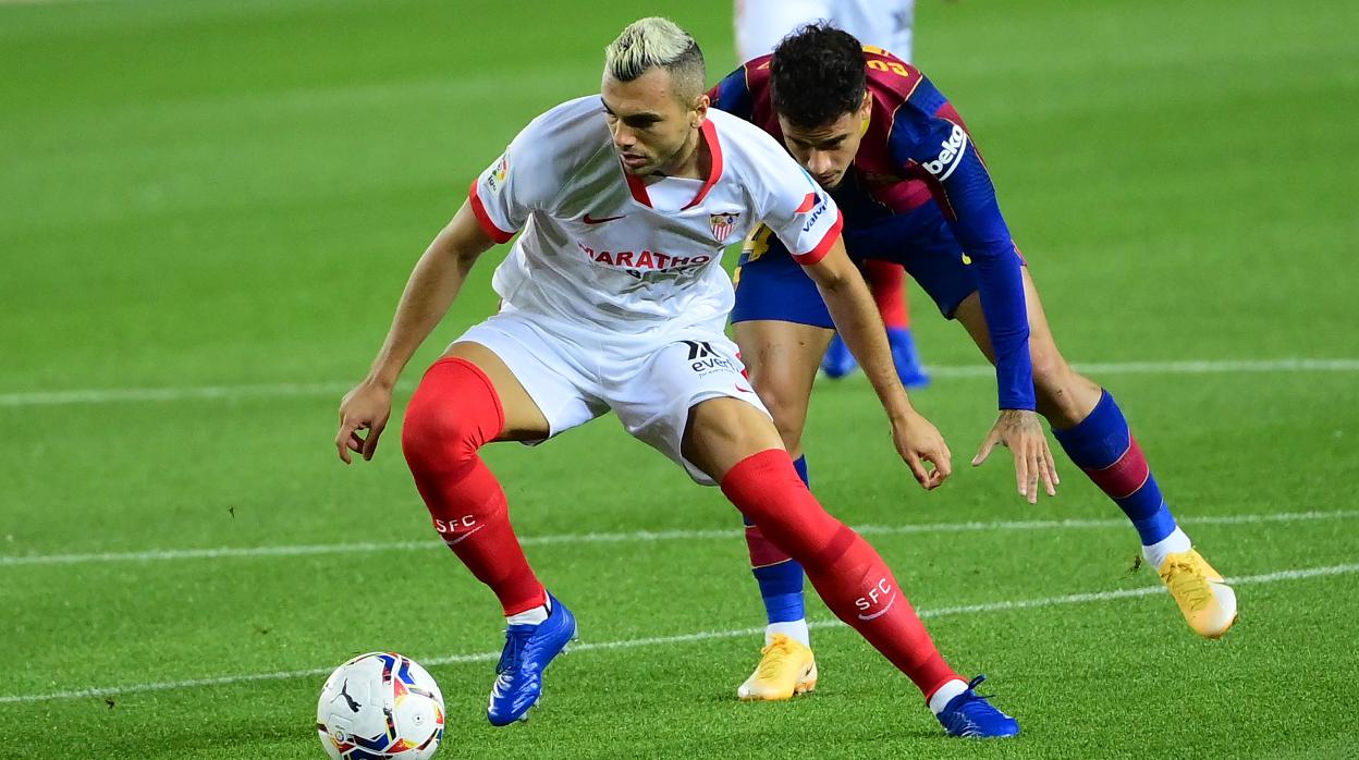 Jordán se gira ante Coutinho en un lance del Barcelona - Sevilla