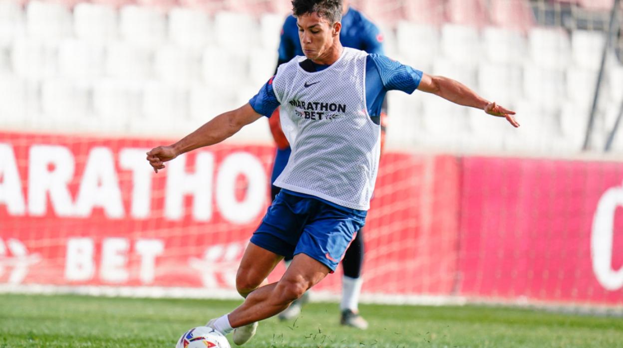 Óliver Torres. durante el entrenamiento de este lunes