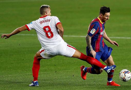 Jordán intenta quitarle el balón a Messi