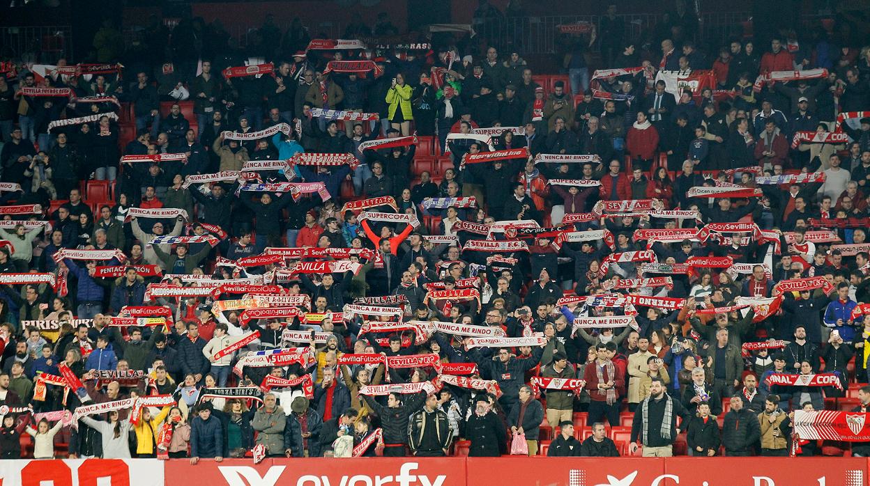 Aficionados del Sevilla en el estadio ramón Sánchez-Pizjuán