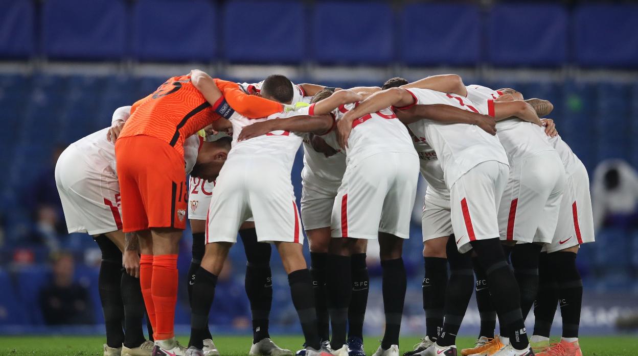 Los jugadores del Sevilla, justo antes de empezar el duelo ante el Chelsea en Londres