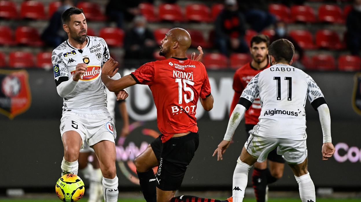 Nzonzi, en un lance del Rennes-Angers
