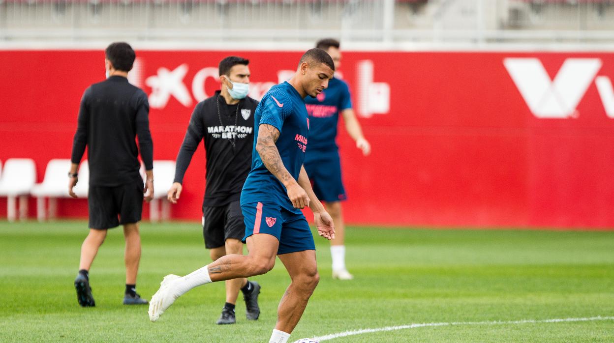 Diego Carlos, en el entrenamiento del Sevilla FC