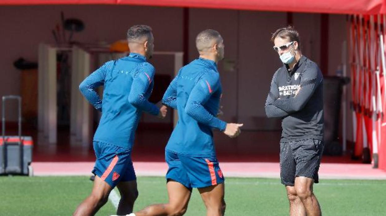 Julen Lopetegui observa muy atento a Diego Carlos y a Fernando durante un entrenamiento