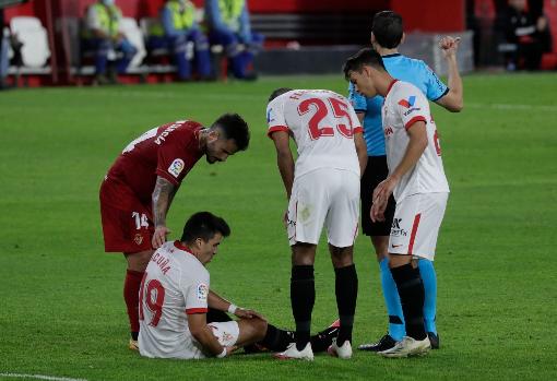 Acuña se duele en el suelo antes de ser sustituido
