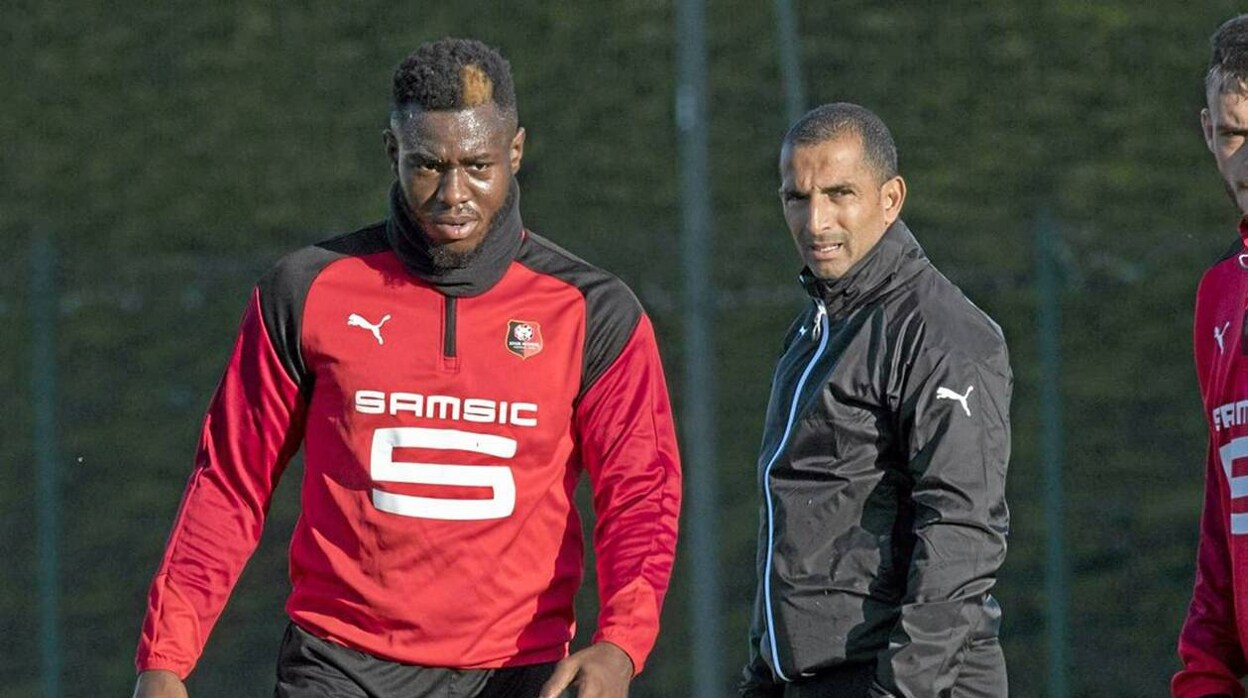 Sabri Lamouchi observa a Gnagnon cuando ambos militaban en el Rennes francés