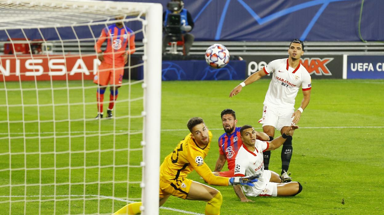 Alfonso ve cómo el balón de Giroud entra en su portería en el 0-1 del Sevilla - Chelsea